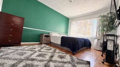 1135 Glenville Dr in Los Angeles, CA - Foto de edificio - Building Photo