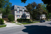 Carriage Court in Milwaukee, WI - Foto de edificio - Building Photo