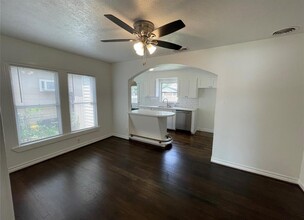 7139 Linden St in Houston, TX - Foto de edificio - Building Photo
