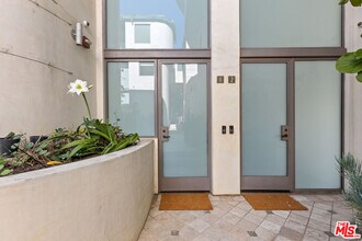 11 Marine Terrace in Santa Monica, CA - Building Photo - Building Photo