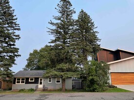 2206 Springvale Ct in Duluth, MN - Building Photo