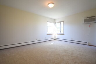 529 Cleveland Ave S in St. Paul, MN - Building Photo - Interior Photo