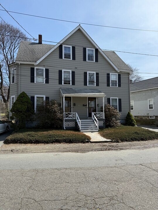 135 Lynde St in Melrose, MA - Building Photo