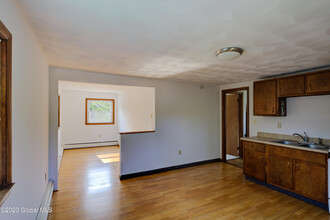 460 Maple Ave in Saratoga Springs, NY - Building Photo - Building Photo