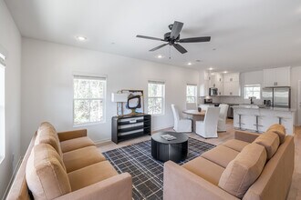 Garland Luxury Living in Fayetteville, AR - Foto de edificio - Interior Photo