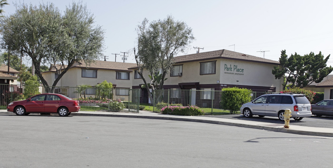 Park Place Townhouse Apartments in Fullerton, CA - Building Photo