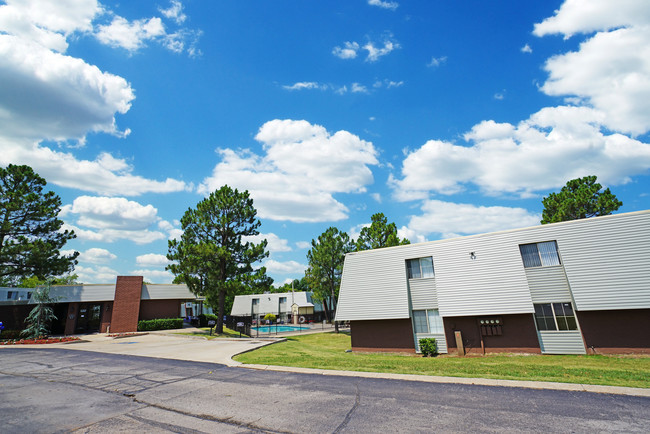 Cypress Point Apartments in Shawnee, OK - Foto de edificio - Building Photo