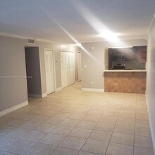 6960 Miami Gardens Dr in Hialeah, FL - Building Photo - Building Photo