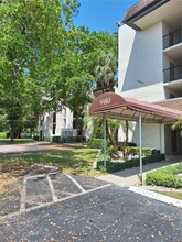 9480 Poinciana Pl, Unit 404 in Davie, FL - Foto de edificio - Building Photo