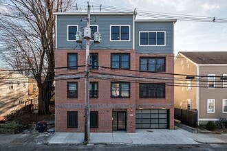 117 Addison St, Unit #1 in Boston, MA - Foto de edificio - Building Photo