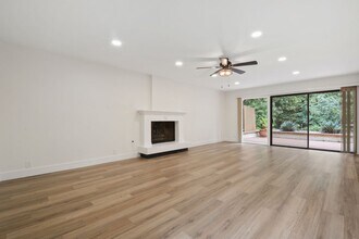 15025 Whittier Blvd in Whittier, CA - Foto de edificio - Building Photo