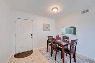 2201 Fountain View Dr in Houston, TX - Building Photo - Building Photo