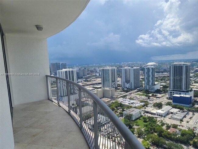 1750 N Bayshore Dr, Unit 4607 in Miami, FL - Building Photo - Building Photo