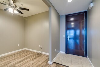 4525 Dean Martin Dr in Las Vegas, NV - Foto de edificio - Building Photo