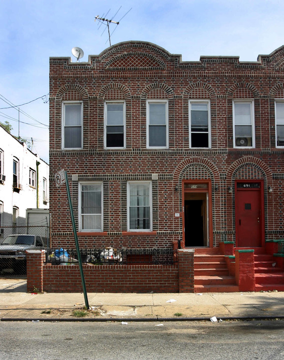 689 Sheffield Ave in Brooklyn, NY - Foto de edificio