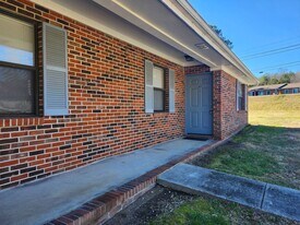 101 Lytle Rd in Rossville, GA - Building Photo