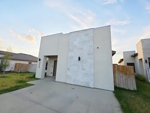 5310 Aceituno Dr in Laredo, TX - Building Photo - Building Photo