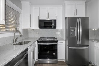 5 Dark Hollow Rd in Port Jefferson, NY - Building Photo - Building Photo