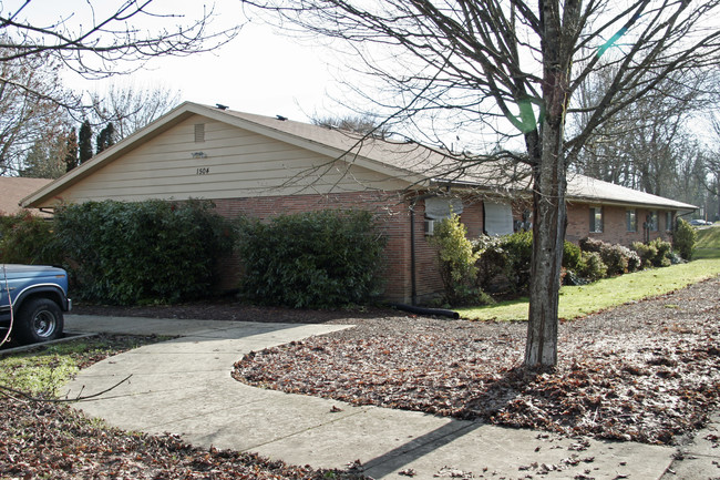 Forest Terrace Apartments in Forest Grove, OR - Foto de edificio - Building Photo