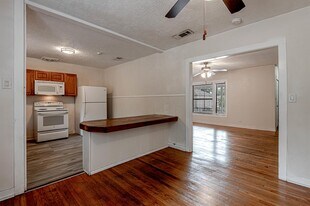 2538 Sycamore Ave in Huntsville, TX - Building Photo