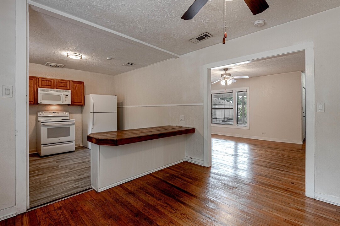 2538 Sycamore Ave in Huntsville, TX - Building Photo