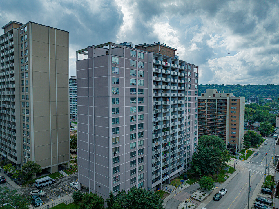 Vanier Towers in Hamilton, ON - Building Photo