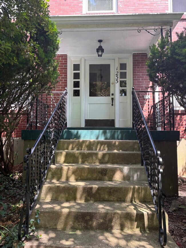 1233 Bates Ct, Unit 4 in Louisville, KY - Foto de edificio - Building Photo