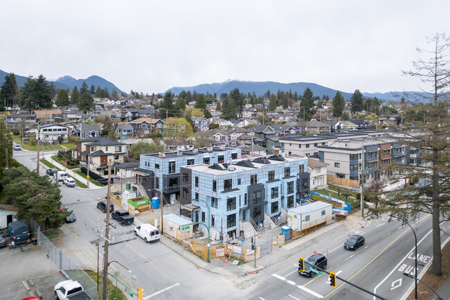 324 Ridgeway Av in North Vancouver, BC - Building Photo - Building Photo