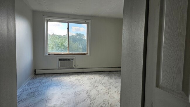 5011 Valley Ln in Streamwood, IL - Building Photo - Building Photo