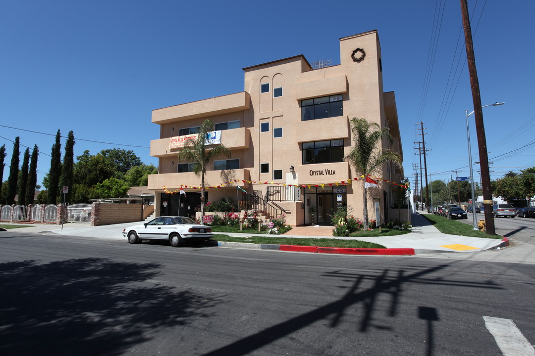 Crystal Villa in Canoga Park, CA - Foto de edificio