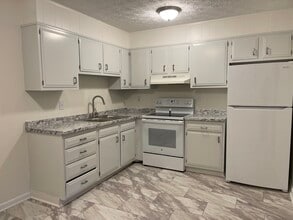 56 Webb Cove Rd, Unit Apartment A in Asheville, NC - Foto de edificio - Building Photo