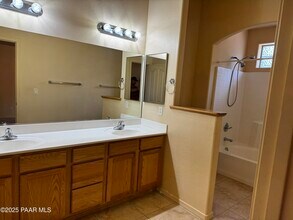 6830 E Sandhurst Dr in Prescott Valley, AZ - Foto de edificio - Building Photo
