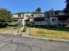 34 Sycamore Dr in Middletown, NY - Building Photo