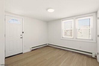 196 2nd St, Unit 2 in Newark, NJ - Foto de edificio - Building Photo