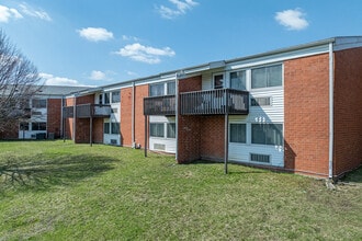 Maple Lawn Apartments in Eureka, IL - Building Photo - Building Photo