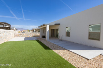 1087 Nickel Hl Ave in Sunland Park, NM - Building Photo - Building Photo