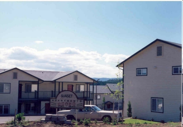 Sunset Apartments in Roseburg, OR - Building Photo - Building Photo