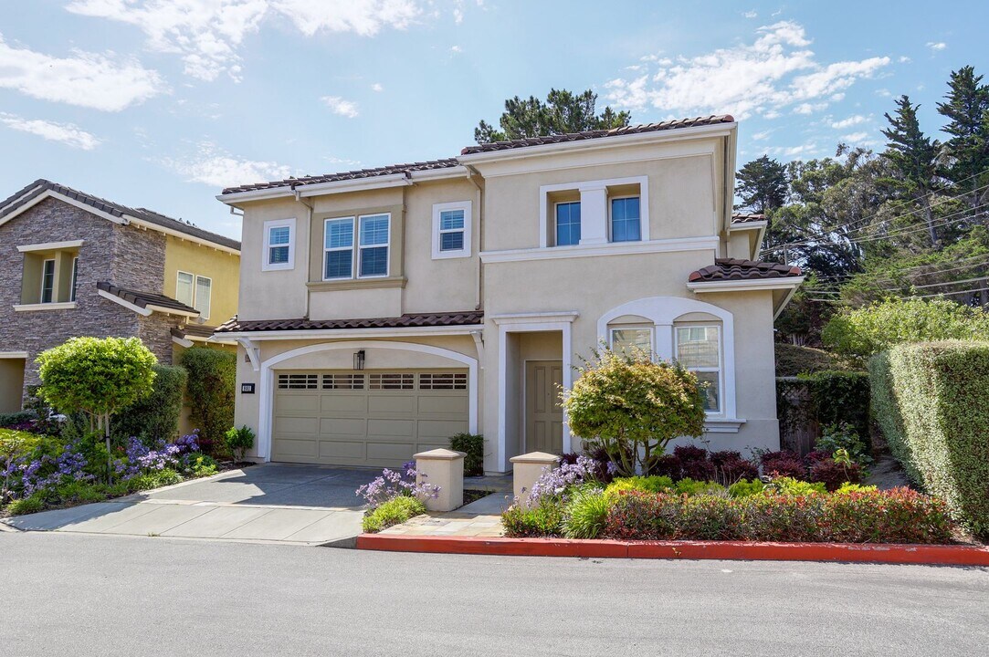 801 Skycrest Drive in San Bruno, CA - Building Photo