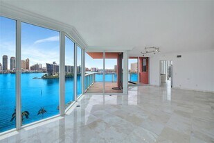 3370 Hidden Bay Dr in Aventura, FL - Building Photo