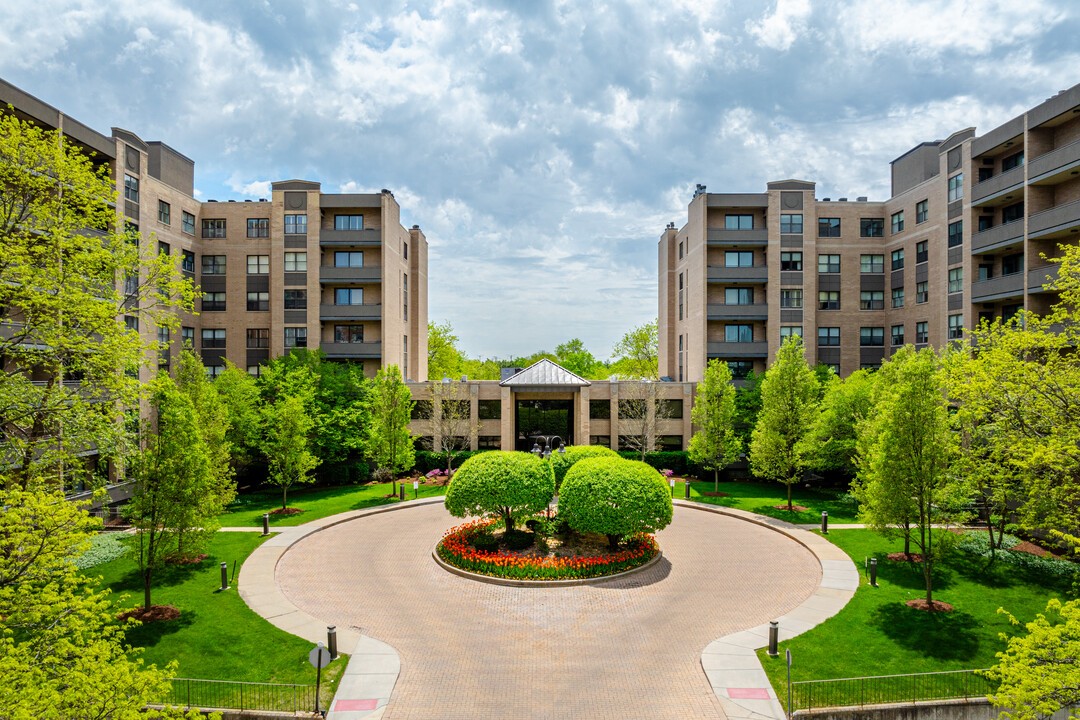 Barclay Place in Lincolnwood, IL - Building Photo