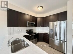 116 Finegan Cir in Brampton, ON - Building Photo - Building Photo