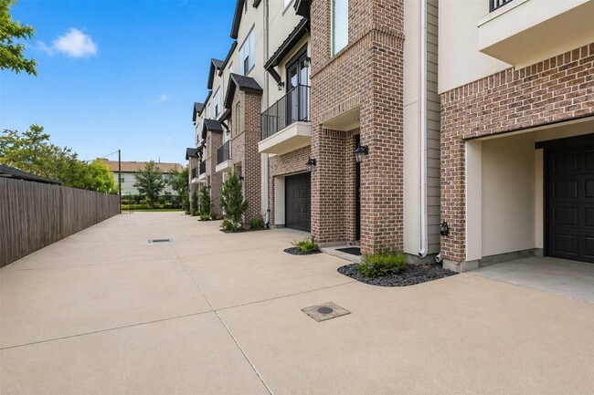property at 913 Oak St