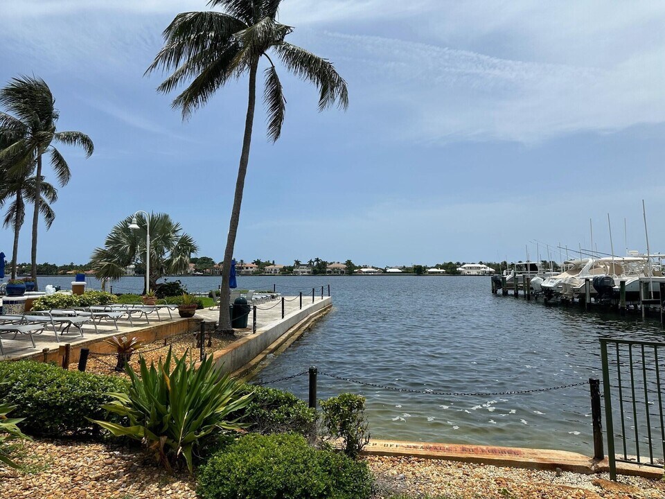 160 Yacht Club Way in Hypoluxo, FL - Building Photo