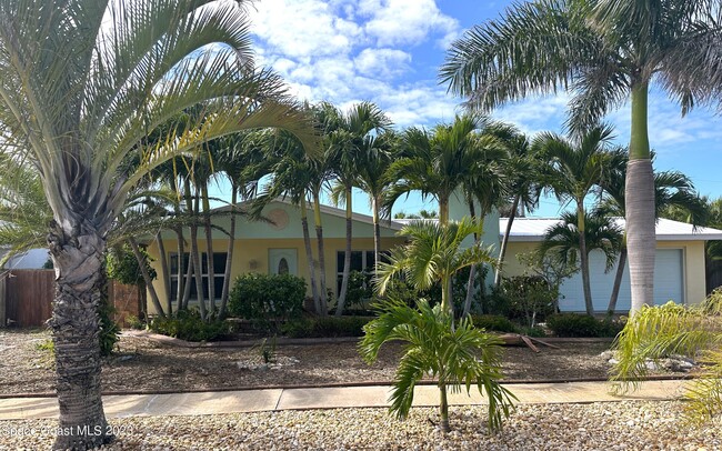 542 Coconut St in Satellite Beach, FL - Foto de edificio - Building Photo