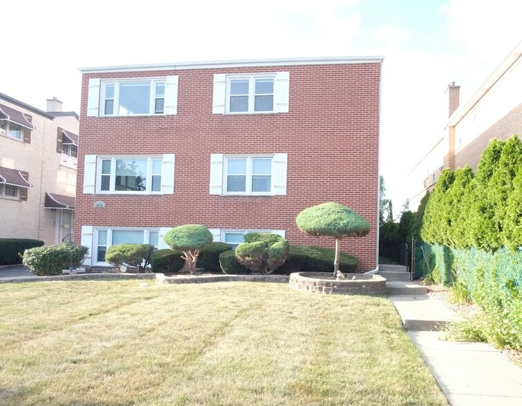 8418 W Oak Ave, Unit 3 in Niles, IL - Building Photo