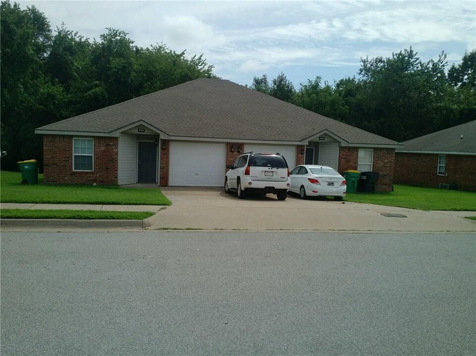 243 Graystone Cir in Centerton, AR - Building Photo