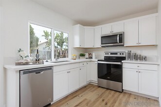 1512 Clavelita Pl in San Diego, CA - Foto de edificio - Building Photo