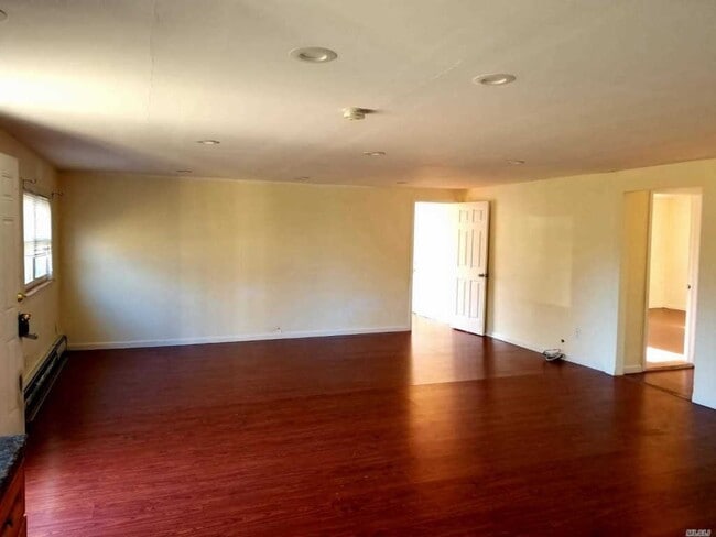 112 Locust Dr in Mastic Beach, NY - Building Photo - Building Photo