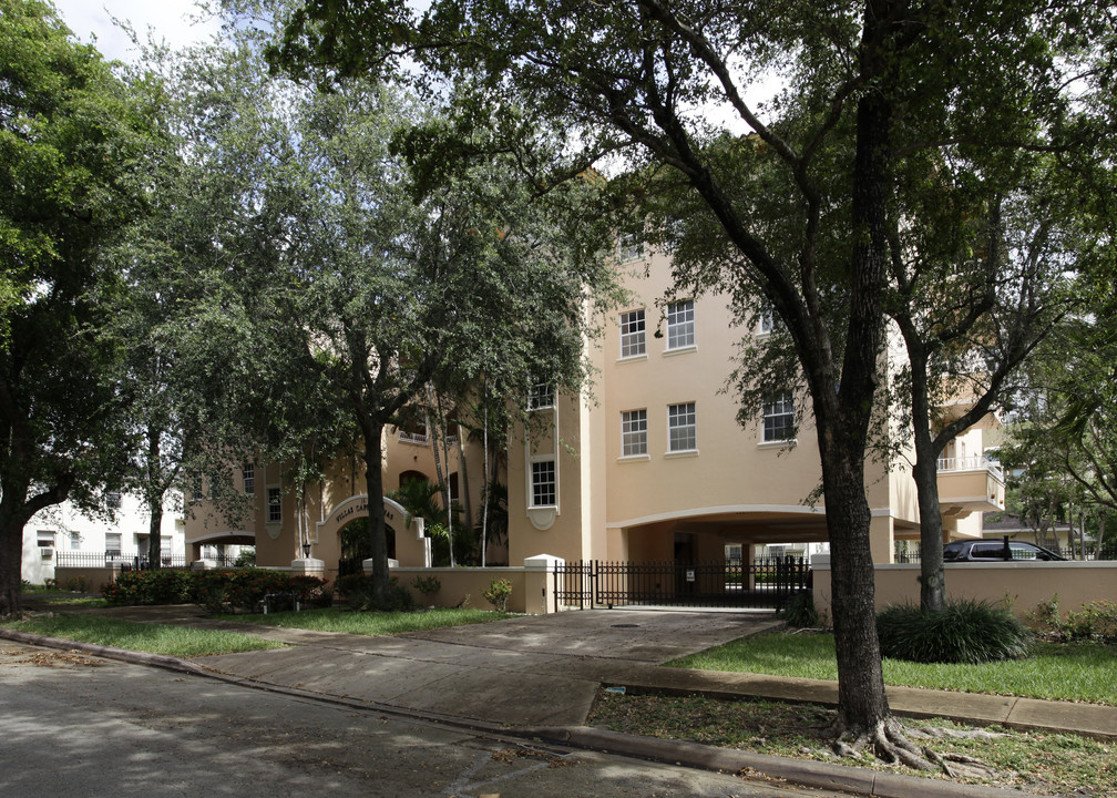 Villas Capellanias in Coral Gables, FL - Foto de edificio