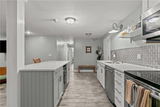 66 Girard Ave in Newport, RI - Building Photo - Building Photo